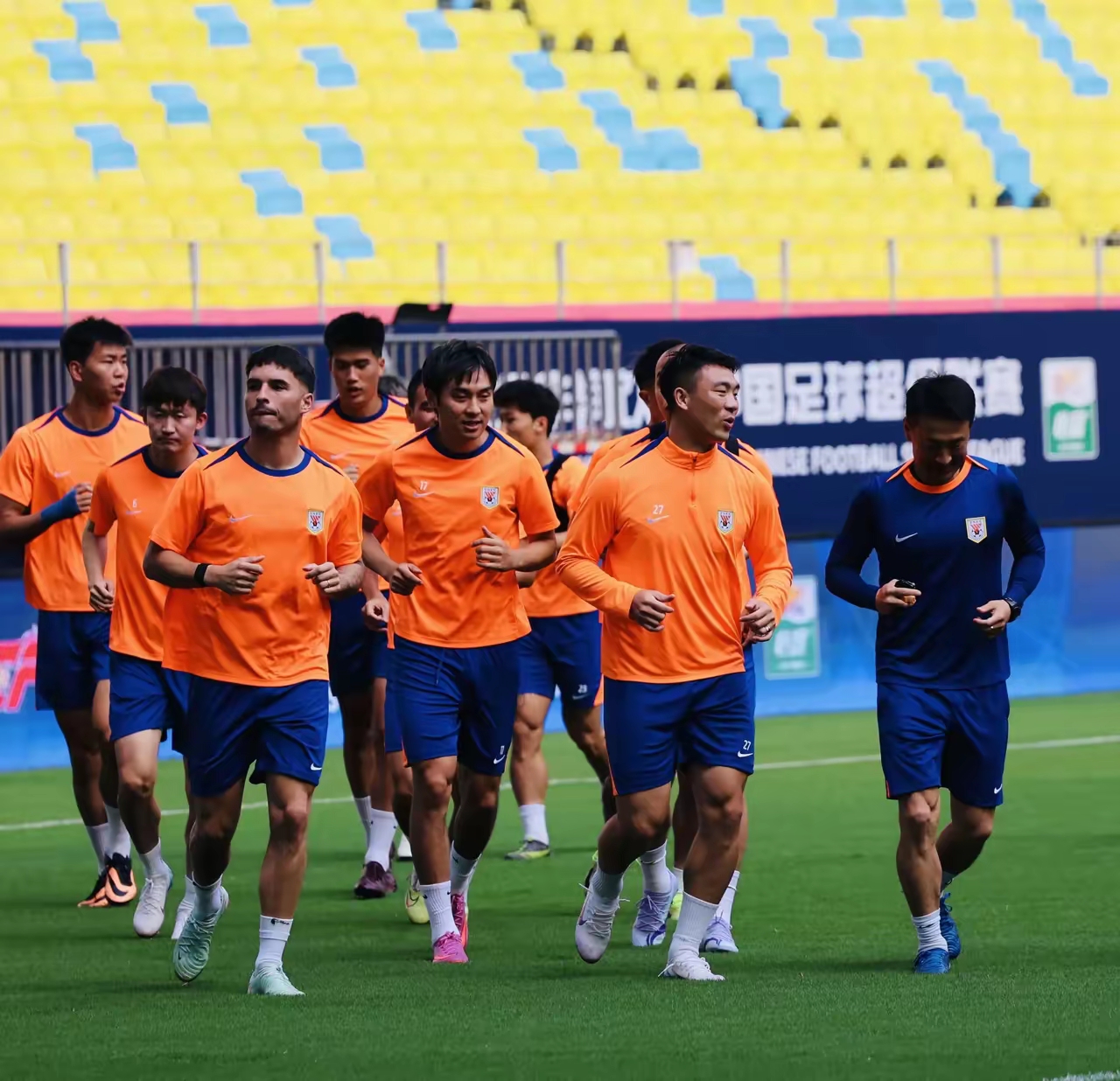 山东泰山训练开放日,今晚外线爆发引欢呼,中超在即,细节决定成败(山村父子三人一起爬山的快乐) 山东泰山训练开放日,今晚外线爆发引欢呼,中超在即,细节决定成败(山村父子三人一起爬山的快乐)