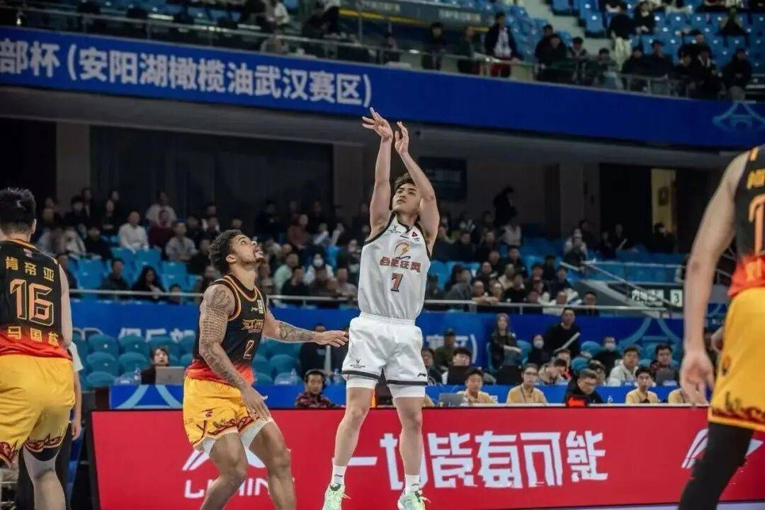 尼斯发布备战花絮，赛后迎来里程碑，CBA常规赛任务艰巨，年轻球员得到机会的简单介绍