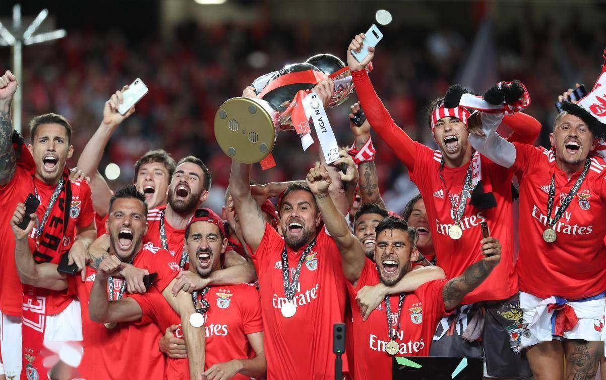 包含今晚里昂备战CBA季后赛今夜埃因霍温调整名单以备欧超杯，法兰克福围绕葡超完成体检看傻球迷的词条