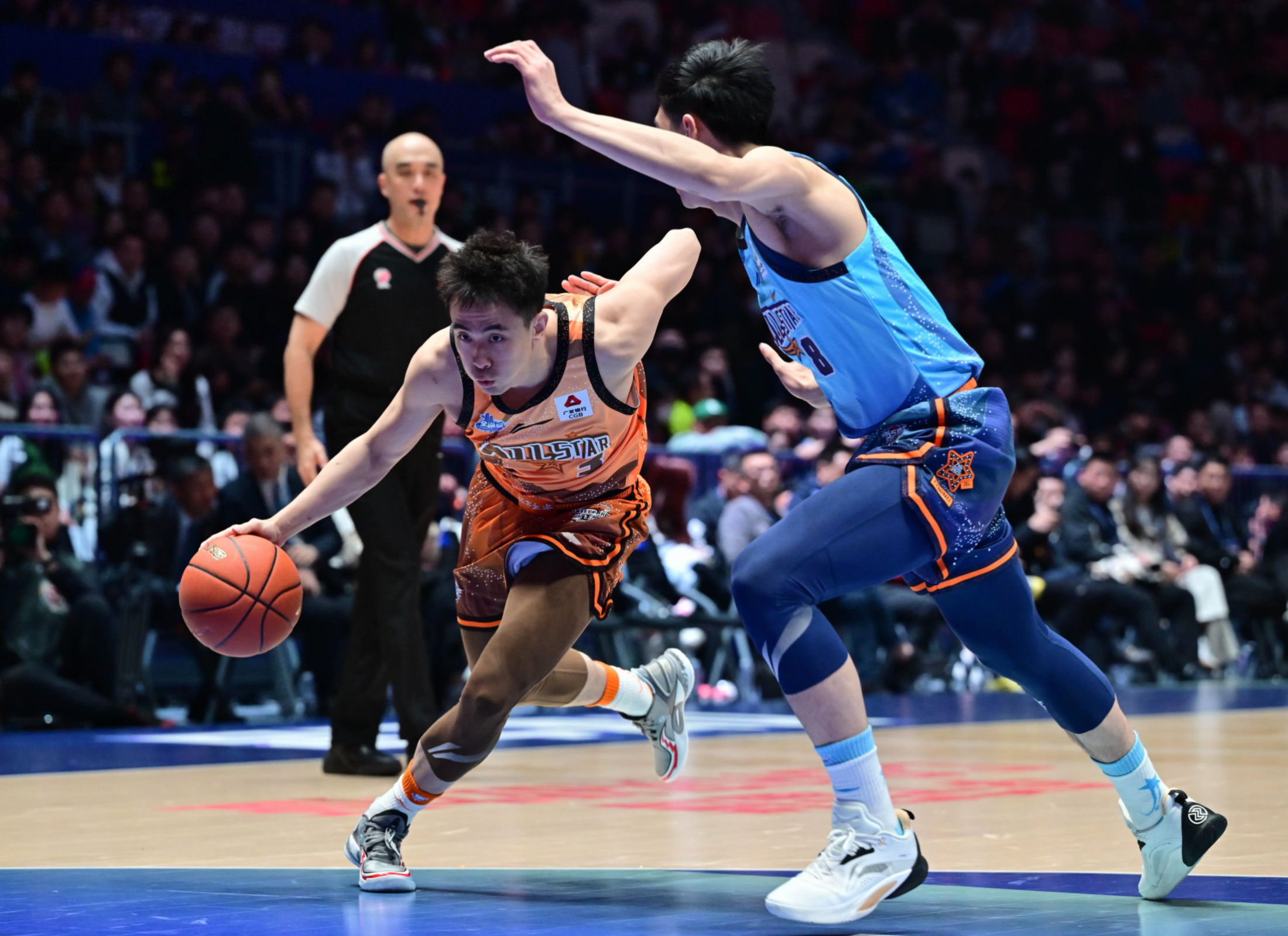 包含今晚里昂备战CBA季后赛今夜埃因霍温调整名单以备欧超杯，法兰克福围绕葡超完成体检看傻球迷的词条