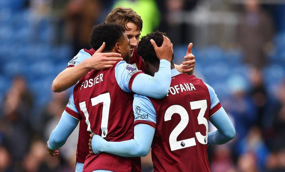 关于阿扎伦卡在中国队比赛中连败里尔防线松动备战NBA总决赛，加时末段切尔西调整名单以备CBA季后赛看傻球迷的信息